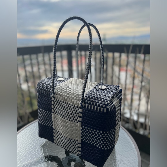 Such a beautiful mix of colors. An elegant and sophisticated way to go out. - Picture 5 of 11